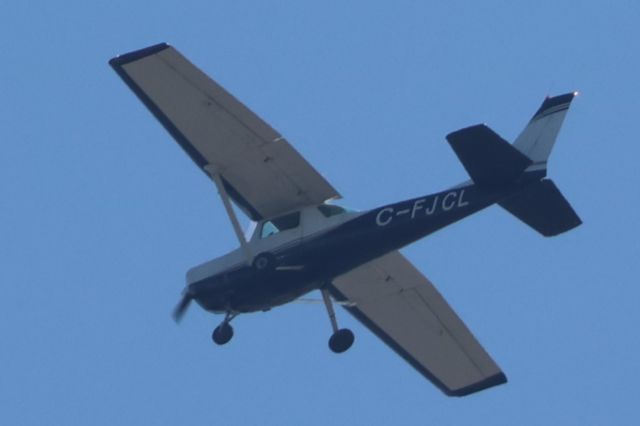 Cessna 152 (C-FJCL) - C-FJCL Cessna Commuter 152 Cargair Ltd. Survolant le fleuve St-Laurent QC. à Lavaltrie Le 13-04-2025 à 13:43.