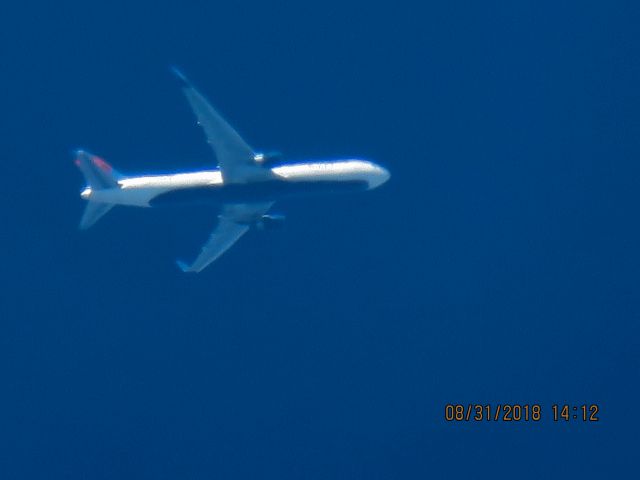 BOEING 767-300 (N177DN)