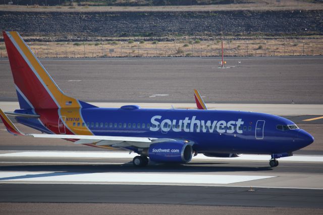 Boeing 737-700 (N7874B)