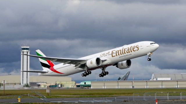 BOEING 777-300 (A6-EQP) - UAE7777 on rotation from Rwy 16R to begin a delivery flight to DXB on 11.30.18. (B777-31H(ER) / ln 1572 / cn 42364).