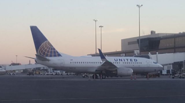 Boeing 737-700 (N15751)