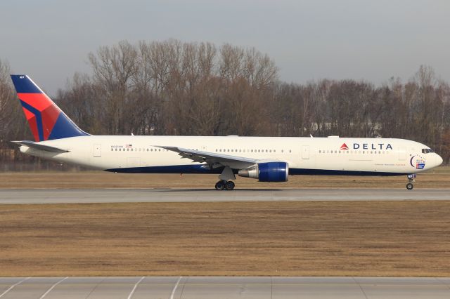 BOEING 767-400 (N841MH)