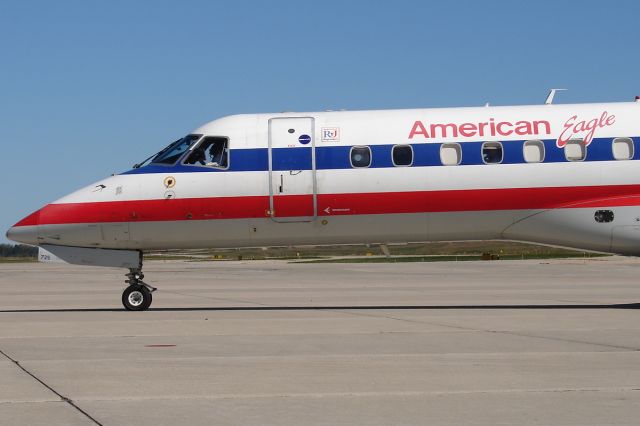 Embraer ERJ-135 (N725AE)