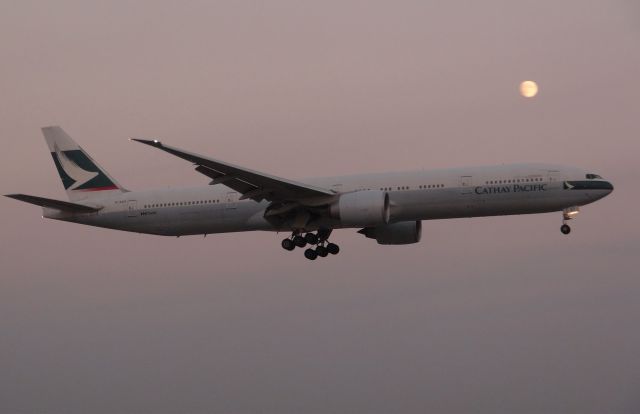 BOEING 777-300 (B-KQT) - Boeing 777-300 ER with Cathay Pacific, flying from Hong Kong and landing in Toronto, Thursday, August 24, under an almost full moon.