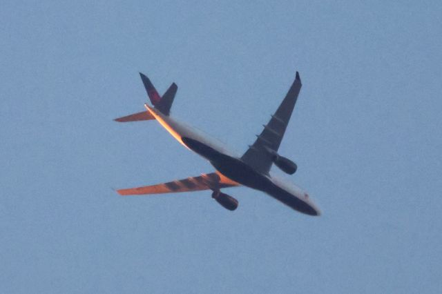 Airbus A330-300 (C-GHKC) - C-GHKC Airbus A-330 343X Air Canada AC844 De Montréal YUL vers Frankfurt FRA. Altitude 6934 Mètres. Vitesse 840 Km/H. survolant la ville de Lavaltrie QC. Le 09-09-2024 à 19:17.