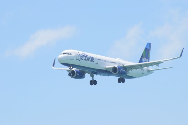 Airbus A320 (N989JT)