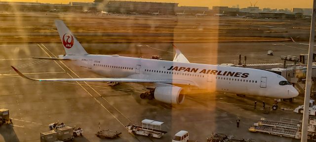 Airbus A350-900 (JA09XJ) - JA09XJ Japan Airlines Airbus A350-941 s/n 497 - Haneda International Airport RJTTbr /Photo: Monica E. Del Corobr /December 16, 2022br /(TDelCoro) (T)