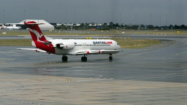 Fokker 100 (VH-NPU) - Fokker 100. QantasLink VH-NHV, heading for runway 21. YPPH 140619.