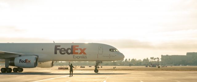 Boeing 757-200 (N930FD) - Special aircraft coming in for the "Plane Pull" event benefitting the Southern California Special Olympics on 23 August 2014.