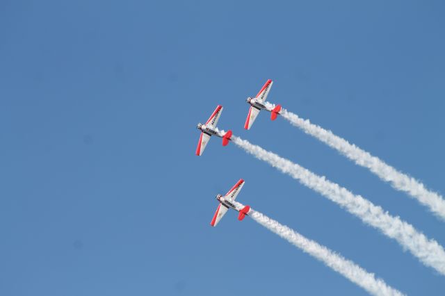 — — - North American AT-6 Texan. Aeroshell Acrobatic Team