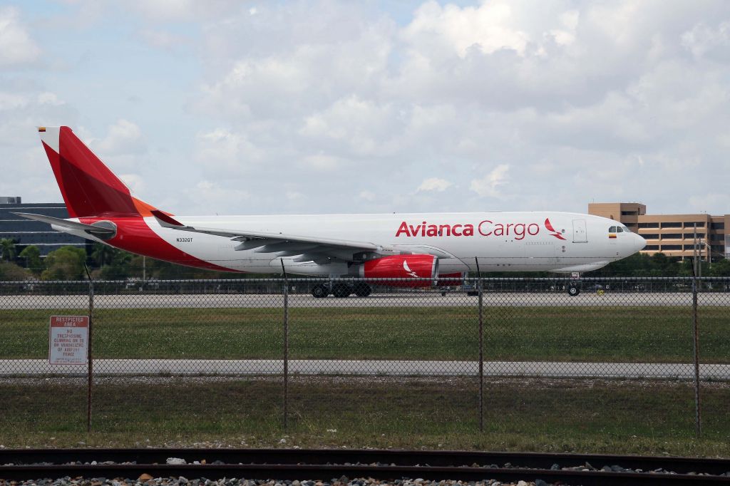 BOEING 767-300 (N332QT)