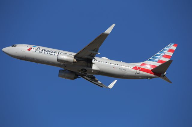 Boeing 737-800 (N924NN)