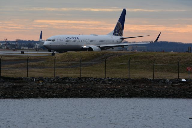 Boeing 737-800 (N16217)