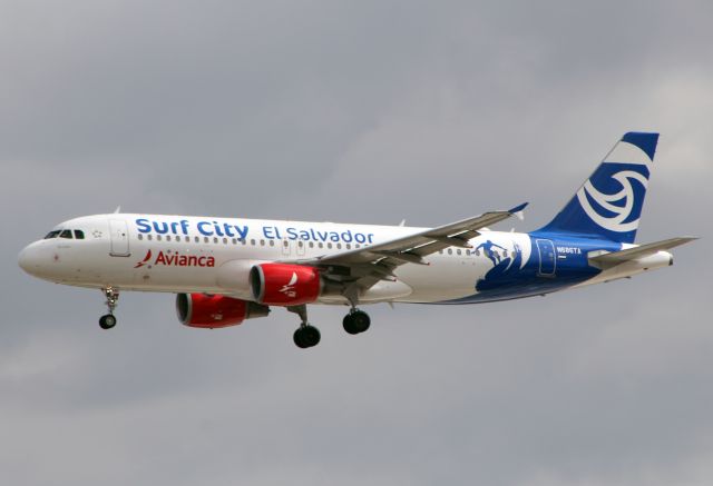 Airbus A320 (N686TA) - Avianca / Airbus A320-214 / MSN 5238 / N686TA "Surf City El Salvador" / MMMX 10/2022