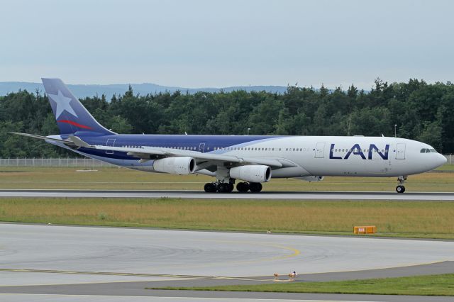 Airbus A340-300 (CC-CQE)