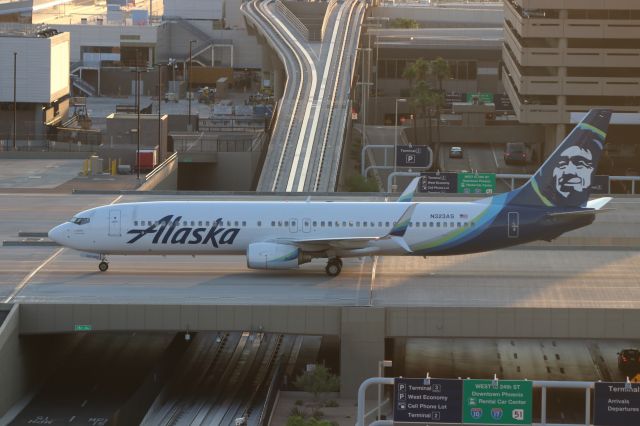 Boeing 737-900 (N323AS)