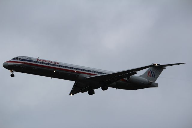 McDonnell Douglas MD-83 (N9403W) - AAL1126 from KAUS, approaching Runway 28.