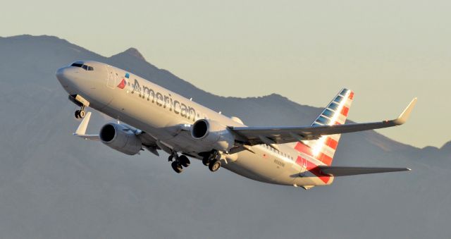 Boeing 737-700 (N988NN) - McCarran Las Vegas AAL1476 09DEC20