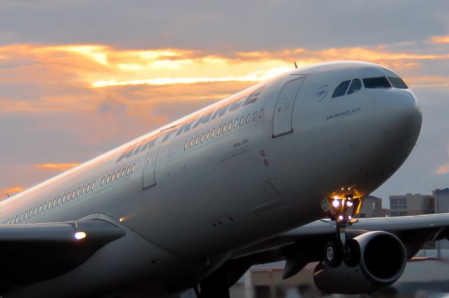 Airbus A340-300 (F-GLZT)