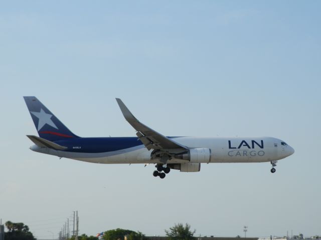 BOEING 767-300 (N418LA)