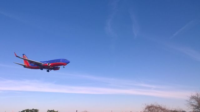 Boeing 737-700 (N774SW) - About to land on RWY18. Taken from Gravelly Point.