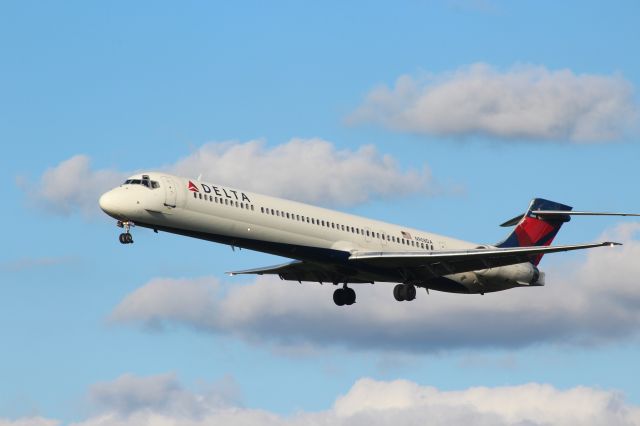 McDonnell Douglas MD-90 (N908DA)