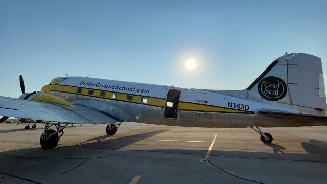 Douglas DC-3 (N143D)