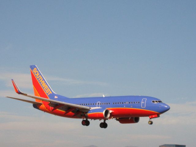 Boeing 737-800 (N206WN) - Landing on RWY 19R