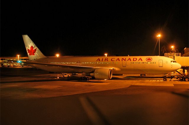 BOEING 767-300 (C-GHPF) - Boeing 767-3Y0ER  Air Canada  PHNL Honolulu International Airport  19. April 2011