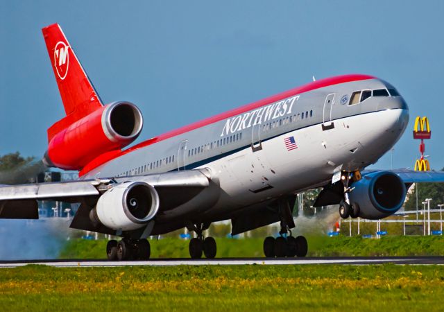 McDonnell Douglas DC-10 (N235NW)