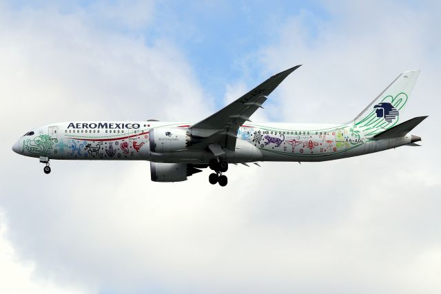 Boeing 787-8 (XA-ADL) - Aeromexico's first 787-9 Dreamliner in 'Quetzalcoatl' livery (meaning 'Feathered Serpent'), a goddess of pre-Hispanic Mexico. 