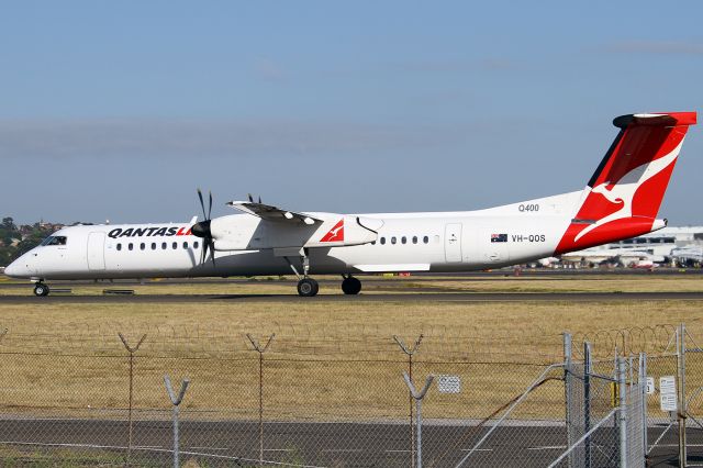 de Havilland Dash 8-400 (VH-QOS)