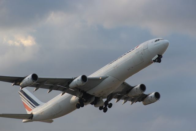 F-GLZR — - Evening sun hits the flight to Charles de Gaulle from MSP.