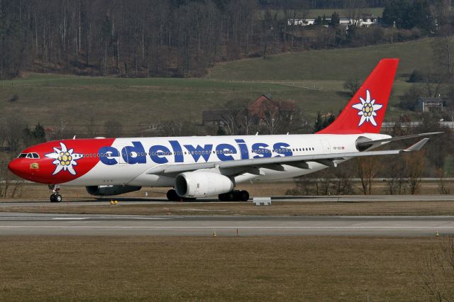 Airbus A330-200 (HB-IQZ)