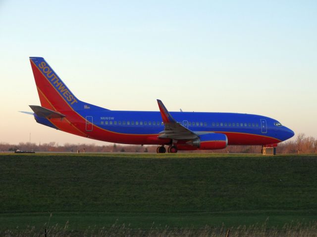 BOEING 737-300 (N616SW)