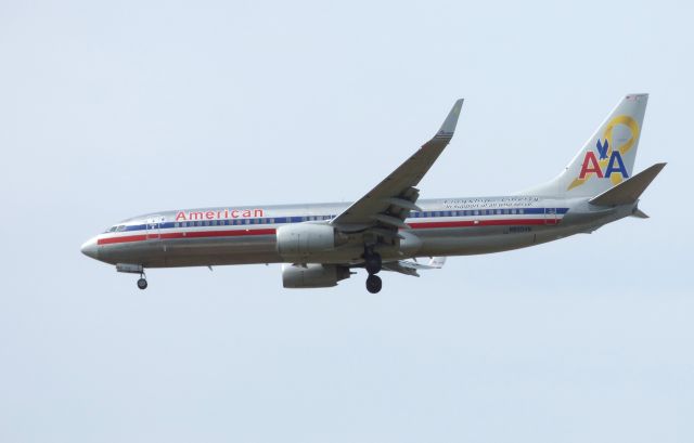 Boeing 737-800 (N905AN) - Shown here is the old American Airline Livery with a special dedication and ribbon shown arriving into Philadelphia in the Spring of 2017.