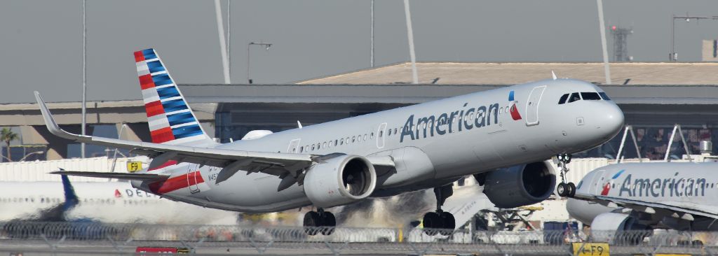 Airbus A321 (N452AN) - phoenix sky harbor international airport 05FEB25