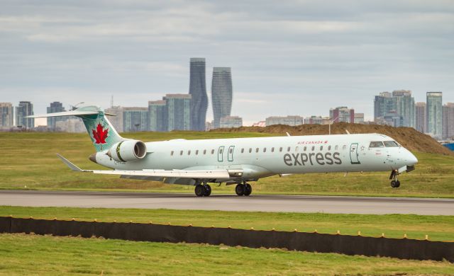 Canadair Regional Jet CRJ-700 (C-FKJZ)