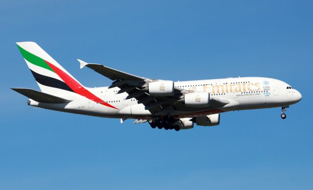 Airbus A380-800 (A6-EDO) - On Approach To RW25