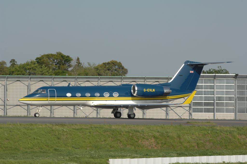 Gulfstream Aerospace Gulfstream V (G-EVLN) - Taxi at Narita Intl Airport on 2007/5/4