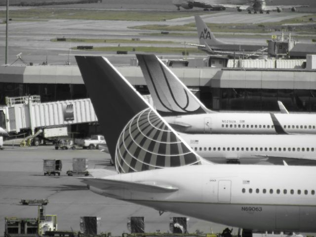 BOEING 767-400 (N69063) - Both United logos at SFO.