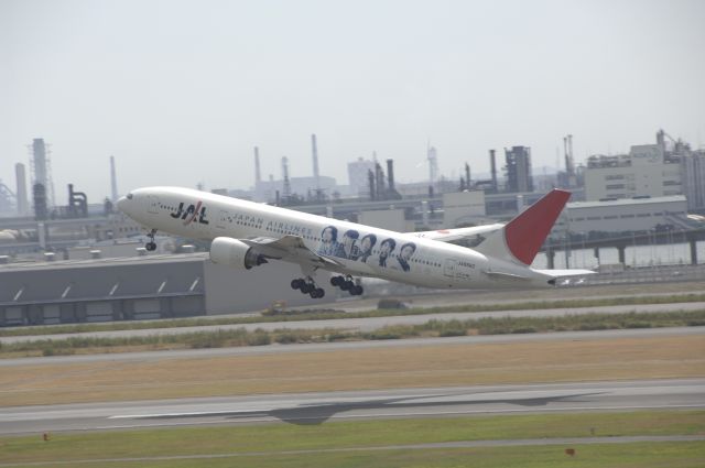 Boeing 777-200 (BON8982) - Departure at Haneda Intl Airport 16R on 2010/9/6 Arashi Jet(Japanes Musician Group) c/s