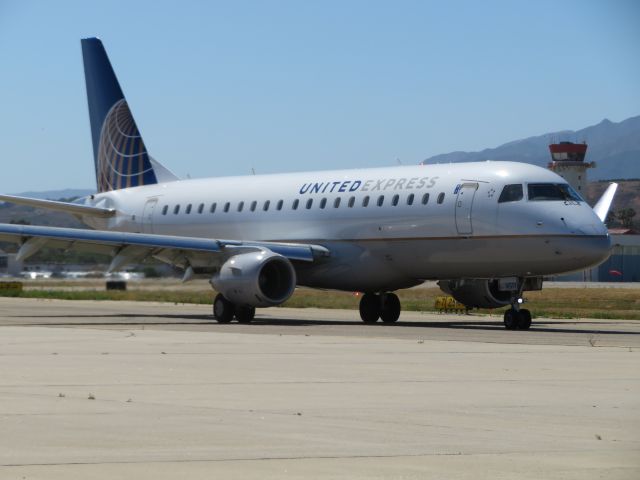 Embraer 175 (N165SY) - A United E-175 in the old colors taxis to Runway 25 for a departure to San Francisco.