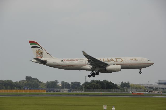 Airbus A330-200 (A6-EYK) - Landing at Narita Intl Airport 16R on 2011/6/28 Abu Dhabi Grand Prix Logo