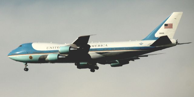 Boeing 747-200 (N29000) - Air Force 1 carrying President Obama, arrival KSFO, On Final Landing 28L, 04-03-2013