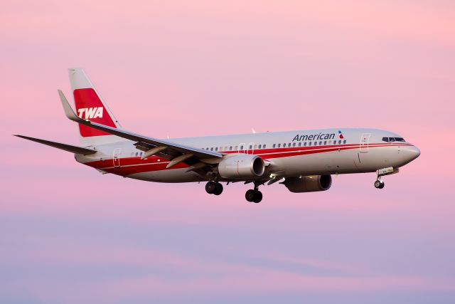 Boeing 737-800 (N915NN) - N915NN TWA Heritage, landing 18R in the pink hour.