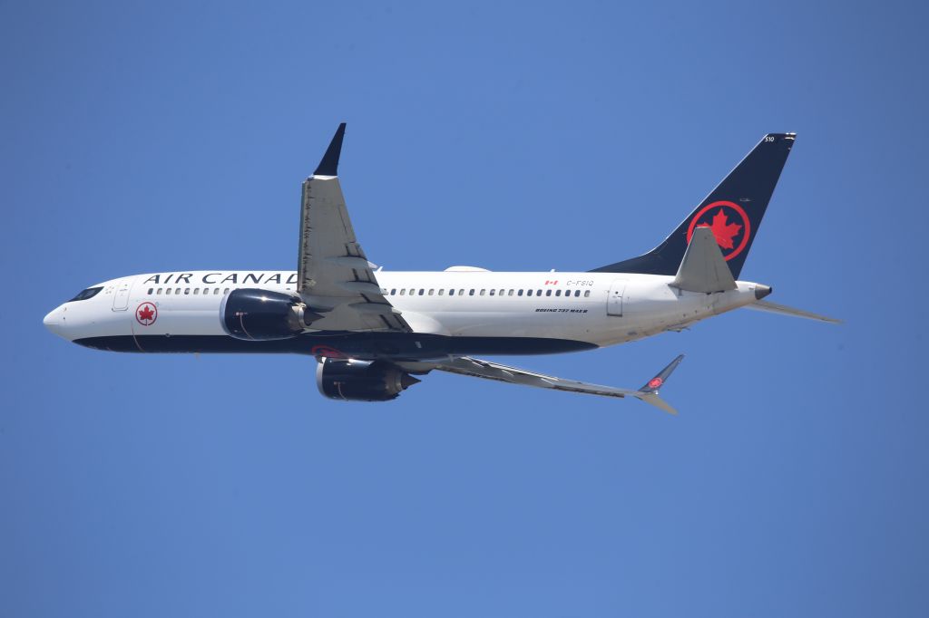 Boeing 737 MAX 8 (C-FSIQ)