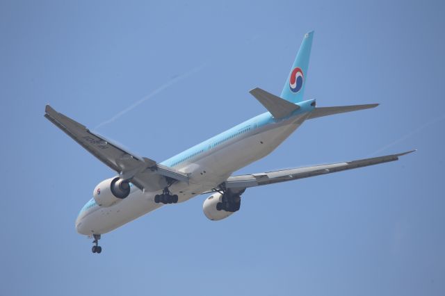 BOEING 777-300ER (HL8011)