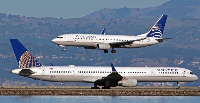 BOEING 757-300 (N57869) - The Copa 737(HP-1725CMP) in from Panama City, landing over the UAL 757