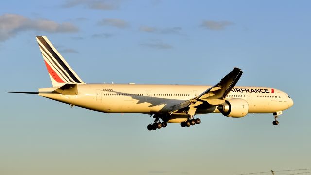 BOEING 777-300ER (F-GSQO)